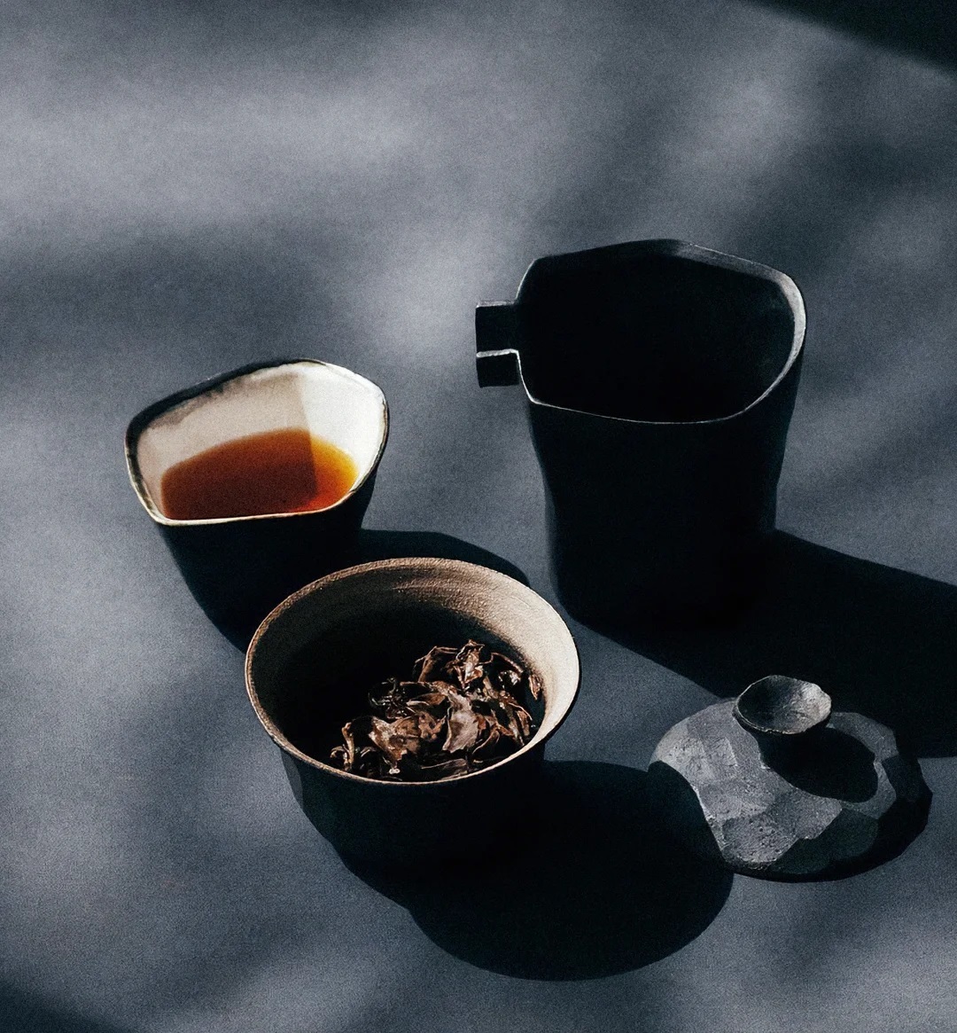 A minimalist tea set with a hint of modern artistry