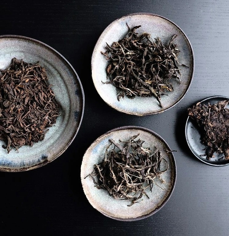 Varieties of loose leaf tea on ceramic plates